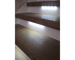 Led strip op batterij- trap verlichting- Kast verlichting- ledlamp met bewegingssensor Wit licht werkt op 4 AAA batterijen - ledverlichting, onder traptrede, donkere hoekjes etc/ Geen stroompunt nodig in de buurt/ Schakelt vanzelf weer uit!