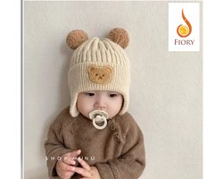 Fiory Wintermuts Baby Beige| Wintermuts voor baby| Muts met afdruk beer| Gebreide Koreaanse versie| pompoms| oren bedekt| beige