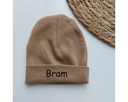 Het blije snoetje - Babymuts - met naam - gepersonaliseerd - geboortecadeau - kraamcadeau - eerste muts baby - 0-3 maanden - bruin