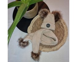 Knaptoetjes kindermode muts en sjaal setje - Gebreid - Muts met twee pompons - Unisex - Meisje - Jongen - 0 tot en met 4 jaar - beige