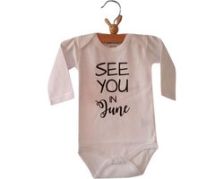 Baby Rompertje aankondiging zwangerschap Zwangerschapsaankondiging maand See you in June Juni | Lange mouw | wit | maat 50/56 | Cadeau voor de liefste aanstaande oma en opa mama papa oom tante | Bekendmaking zwangerschap