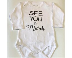 Baby Rompertje aankondiging zwangerschap Zwangerschapsaankondiging maand See you in March maart | Lange mouw | wit | maat 50/56 | Cadeau voor de liefste aanstaande oma en opa mama papa oom tante | Bekendmaking zwangerschap