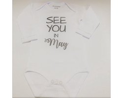 Baby Rompertje aankondiging zwangerschap Zwangerschapsaankondiging maand See you in May Mei | Lange mouw | wit | maat 50/56 | Cadeau voor de liefste aanstaande oma en opa mama papa oom tante | Bekendmaking zwangerschap