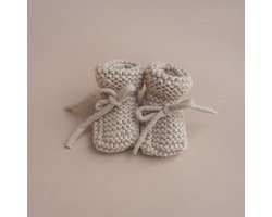 Babyslofjes | Gebreide Babyslofjes | Babysokjes | Babyslofjes wol | Babyslofjes newborn | Kraamcadeau | Beige | Ivy and Soof