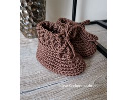 Haaksels&Kralen - Babyslofjes gehaakt met veterstrik - 8 â 9 cm - Babybooties - 100% merinowol – kleur chocoladebruin - newborn 0 tot 3 maanden - kraamkado - zwangerschap