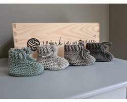 Haaksels&Kralen - Babyslofjes gehaakt met veterstrik - 8 â 9 cm - Babybooties - 100% merinowol – kleur donker grijs - newborn 0 tot 3 maanden  - kraamkado - zwangerschap - baby geschenkset - babyshower - zwanger