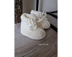 Haaksels&Kralen - Babyslofjes gehaakt met veterstrik - 8 â 9 cm - Babybooties - 100% merinowol – kleur wit - newborn 0 tot 3 maanden - kraamkado - zwangerschap