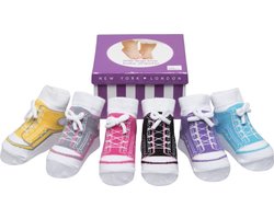 Girl Sneakers: doosje met 6 paar baby sokjes die op sneakers lijken-voor baby meisje 0-12 maanden-Witte vetertjes-Anti slip zooltjes-Kraamcadeau-Baby shower