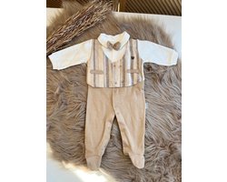 kruippakje met opgestikte gilet en strikje-luxe baby pak -jongensset-jongenspak- twee delige katoenen baby set- kleur wit beige bruin-3 tem 6 maanden