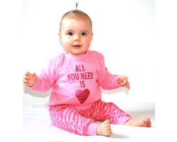 Pyjama - Newborn - Baby - Peuter - Kraamcadeau - All you need is - pink heart - Premium collectie Frogs en Dogs -  maat 74 (6-9 mnd)